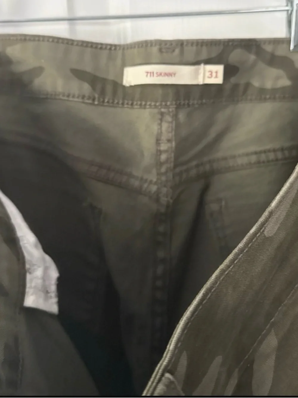 Levi's Women's 711 Skinny Jeans in Camouflage Khaki Olive Green size 31 /12 - Picture 2 of 3